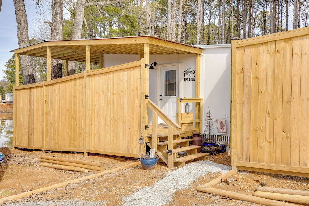 8 Mi to Cathedral Caverns: Tiny Home Hideaway