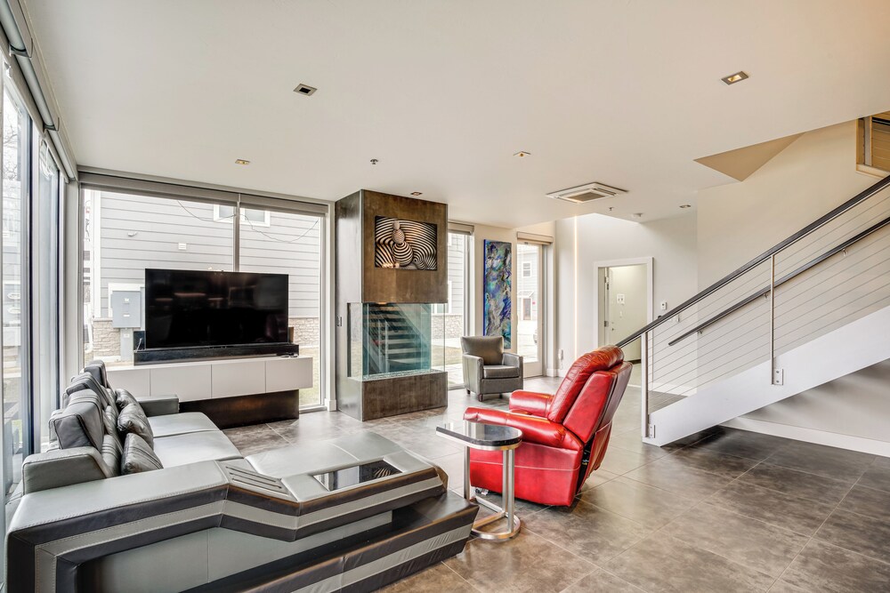 Road America Retreat: Modern Villa w/ Garage!