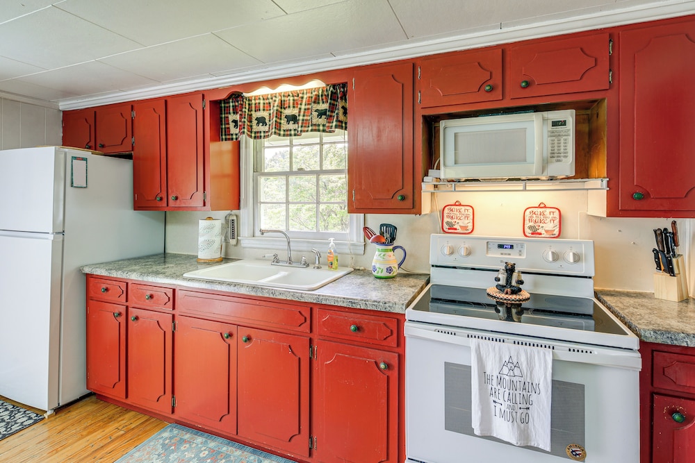 Near Blue Ridge Parkway: Galax Home w/ Mtn Views!