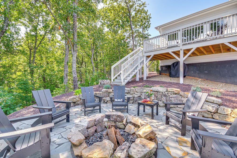 Luxe Black Mountain Manor on 15 Acres!