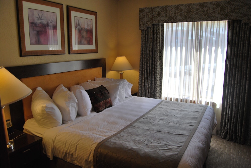 White Pines 2-BD at Westgate - Apex