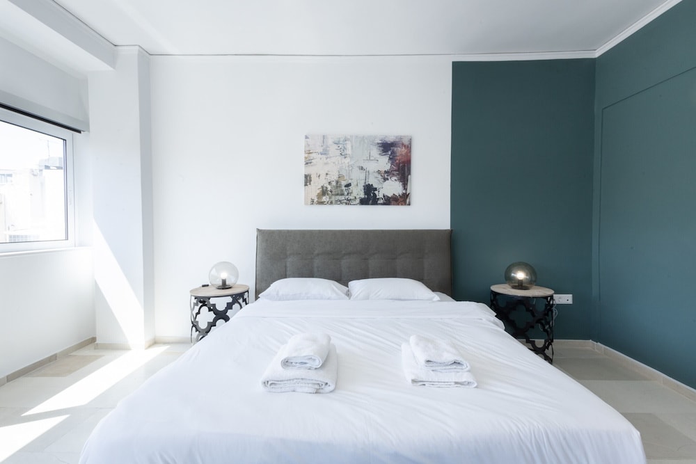 Spacious Urban Retreat Central 2-bedroom Haven for 8