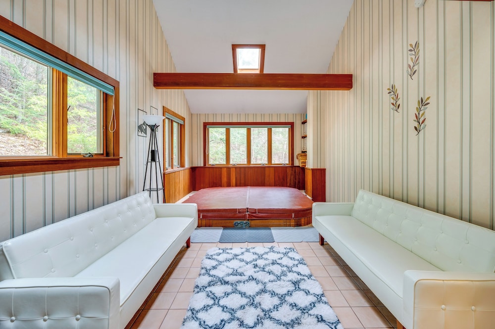 Haverhill Mtn Retreat: Hike, Ski, Relax in Hot Tub
