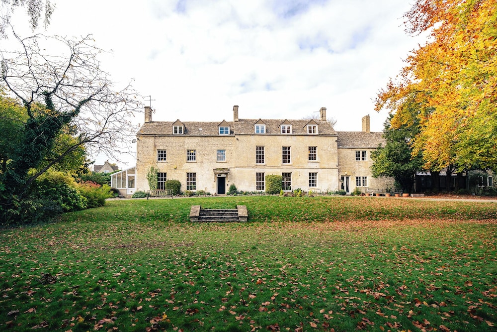 Stunning 8-Bedroom Home in Painswick