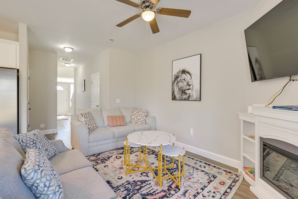 Stay & Play: Spacious Concord Townhome Near Uptown
