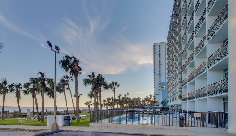 Boardwalk Resort by Hosteeva