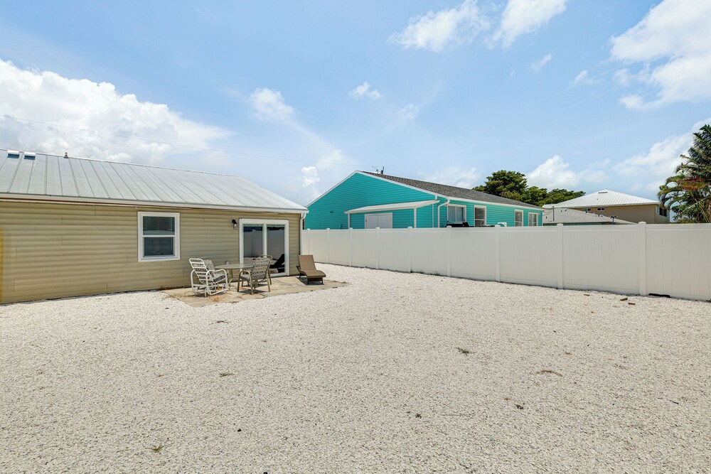 3 Mi to Fort Myers Beach: Unit w/ Furnished Patio!