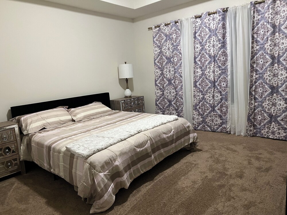Balmoral Lakeside 5br 4ba House