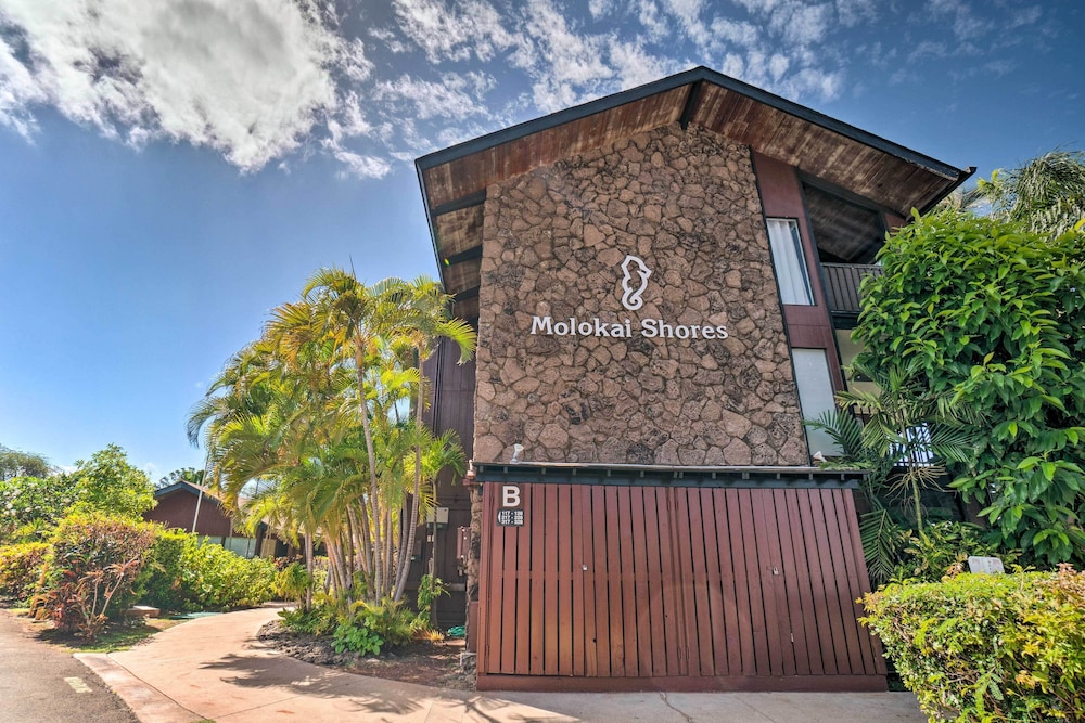 Kaunakakai Escape: Heated Pool & Beach Access