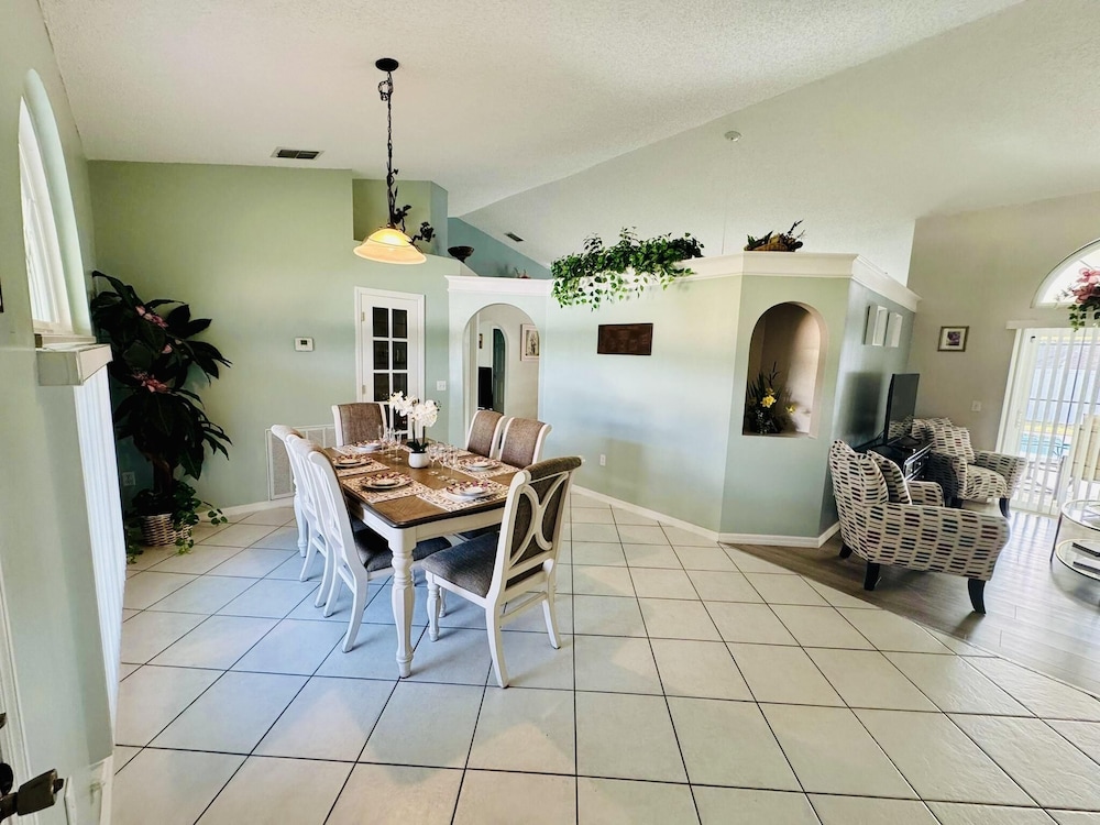 Amazing 3/2 Vacation Home With Private Pool!!
