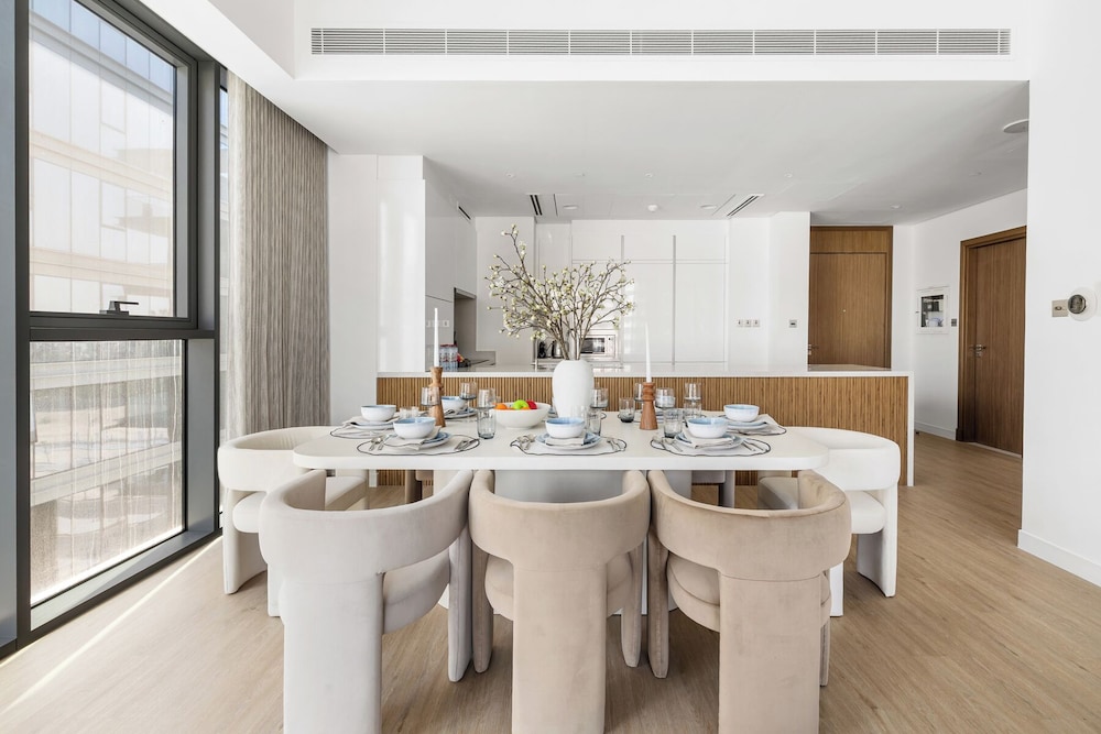 3BR with Burj Khalifa and Canal View