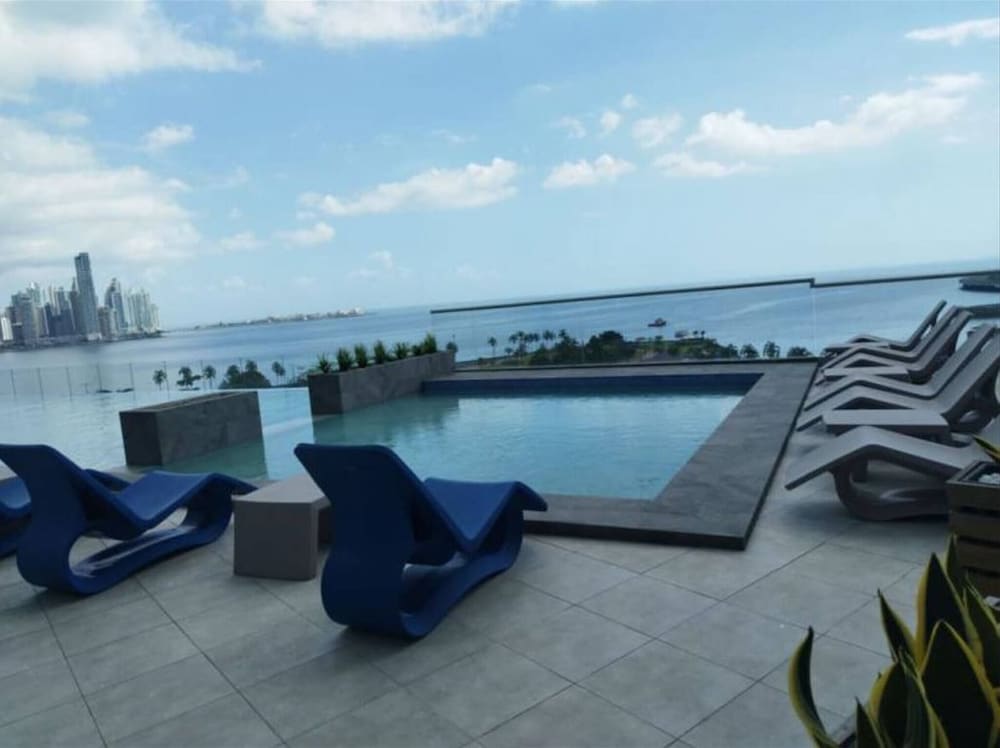 Oceanfront Designer Apartment PH The Sands, Next to Hilton