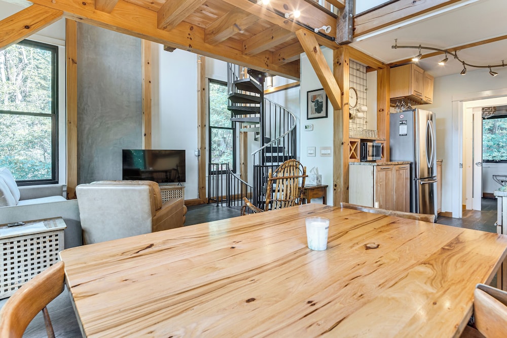 Hot Tub & Mtn Views: Modern Old Fort Hideaway!