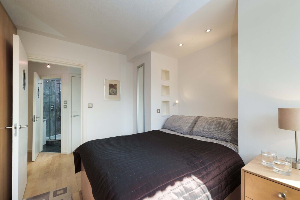 The Snug Spot - Fitzrovia - By Frankie Says