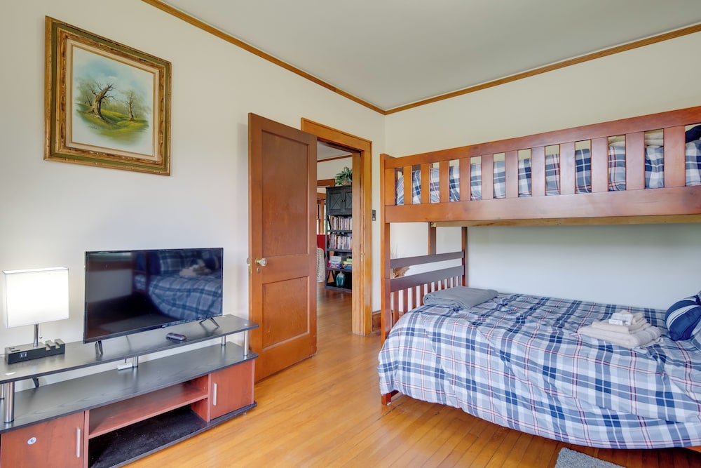 Hike + Explore: Mountain-view Escape in Candler