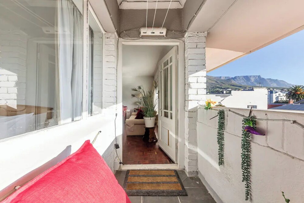 Cozy 2 Bedroom Apartment in Woodstock view 4