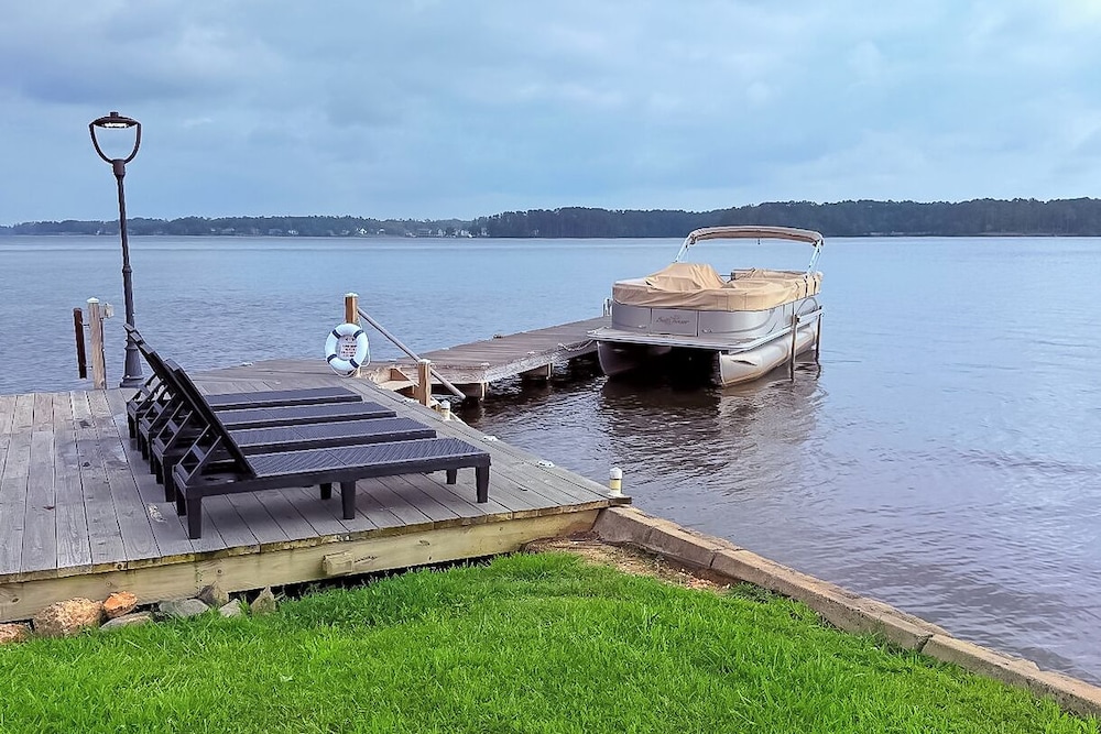 Lakefront Home w/ Hot Tub & Dock in Cross Hill!