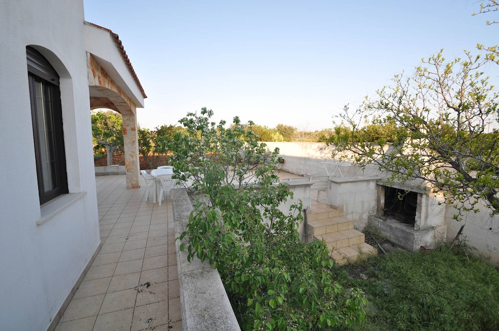 Villa Magnolia 1 Sleeps 8 Close to the sea