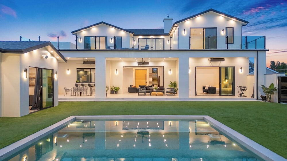 Villa Califa - Resort-style Living w/ Private Pool, Spa & Theater