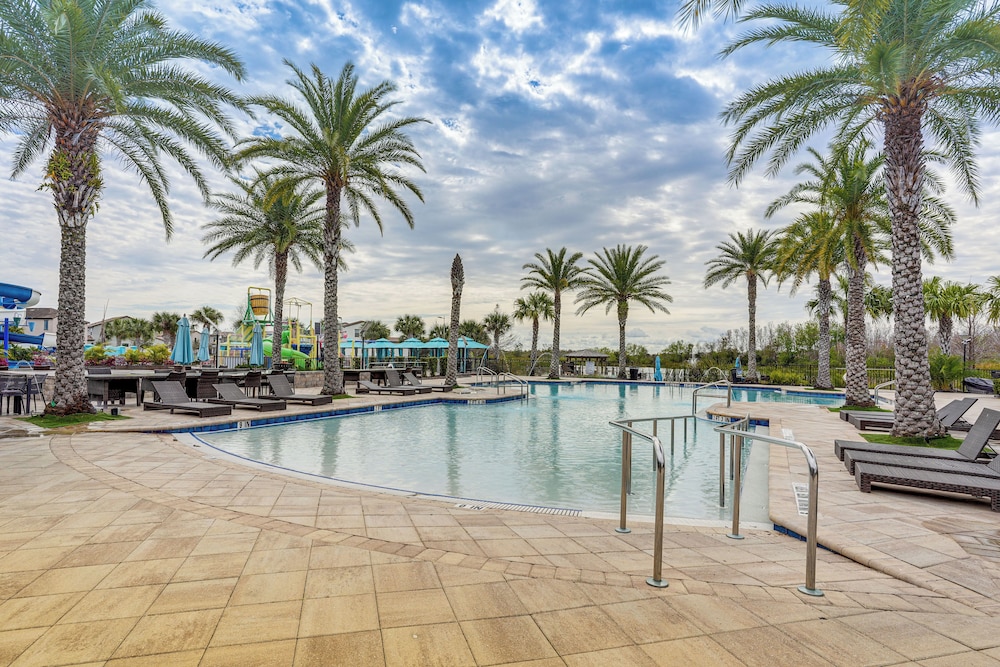 Near Disney & Legoland: Spacious Poolside Oasis!