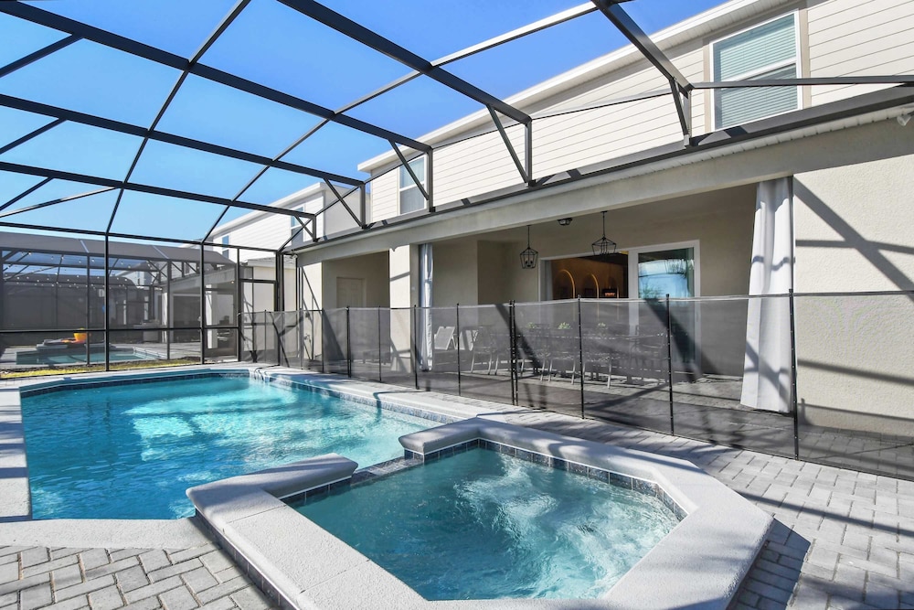 Luxurious Windsor Cay Retreat With Theater & Pool