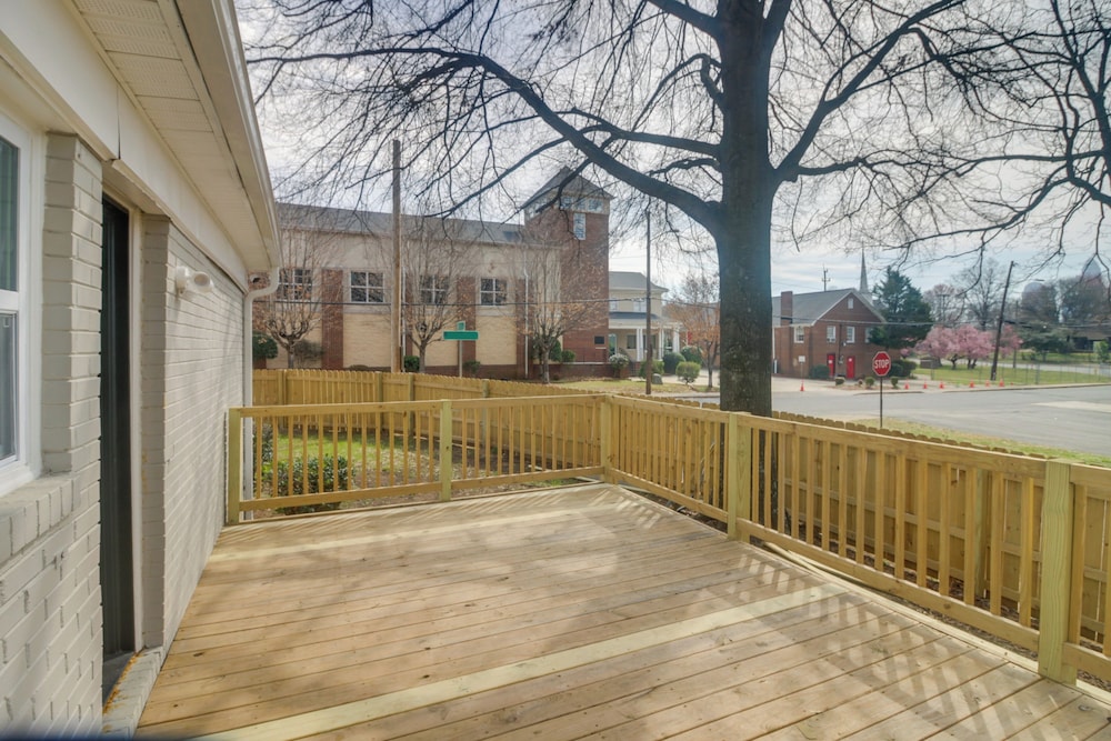 Charlotte Gem w/ Deck & Community Amenities