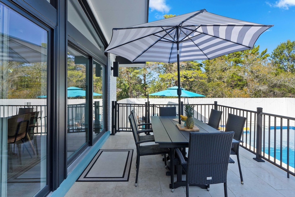 30A Florida Flashback by Avantstay Private Pool, Golf Cart, 3 Mins to Beach!