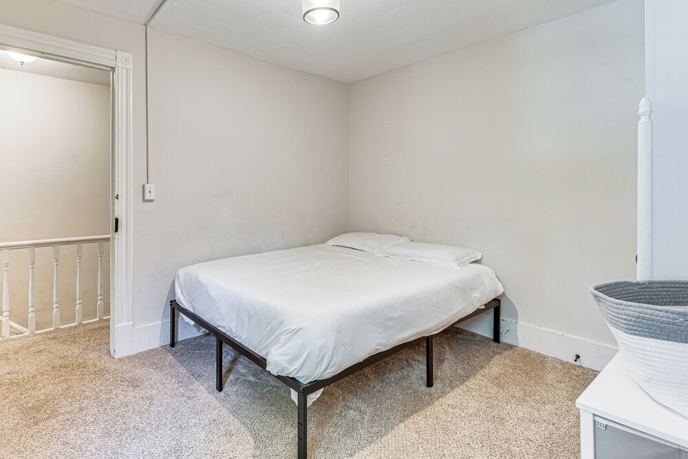9 Mi to Shawnee Mtn! Stroudsburg Unit Near Main St