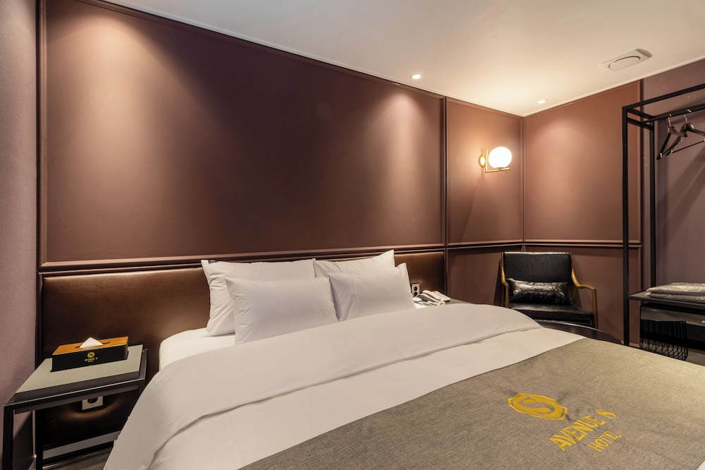 AVENUE S HOTEL