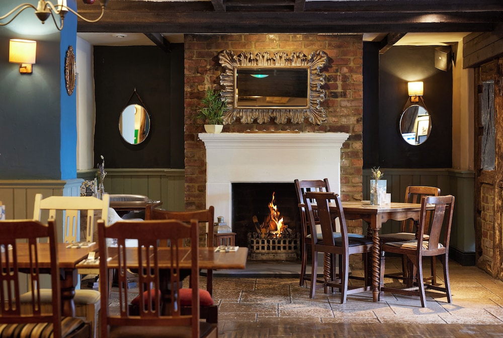 Cross Roads Hotel by Chef and Brewer Collection
