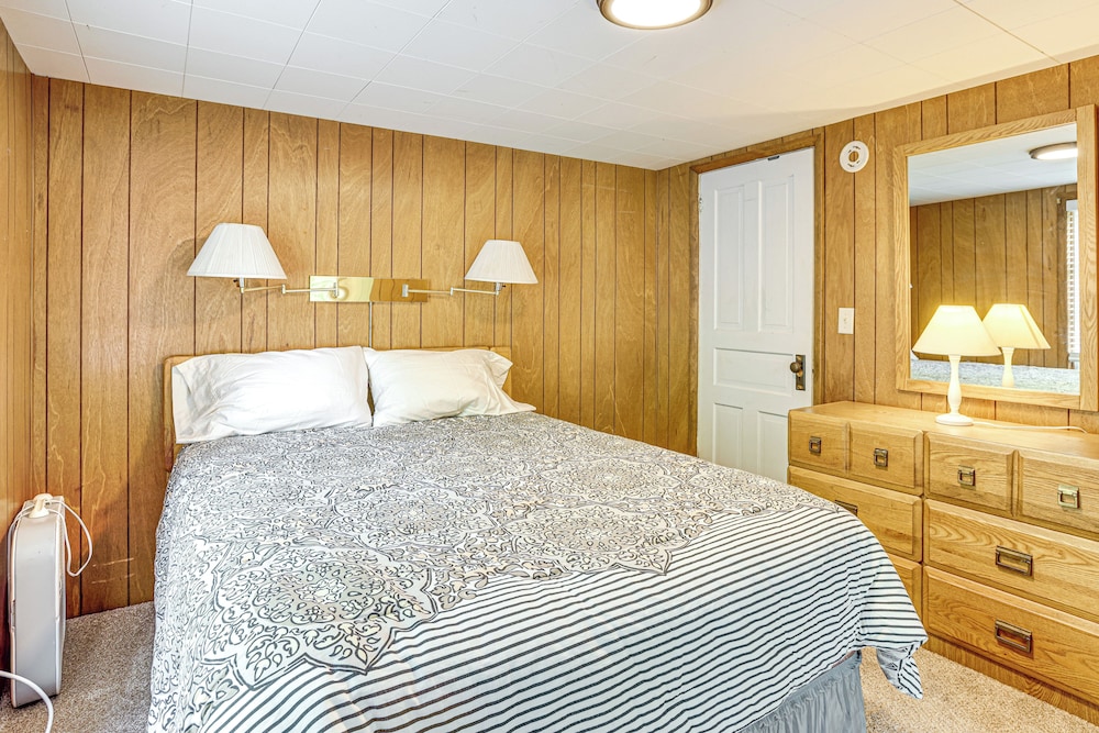 Autumn Escape on Glen Lake: Waterfront Cottage!