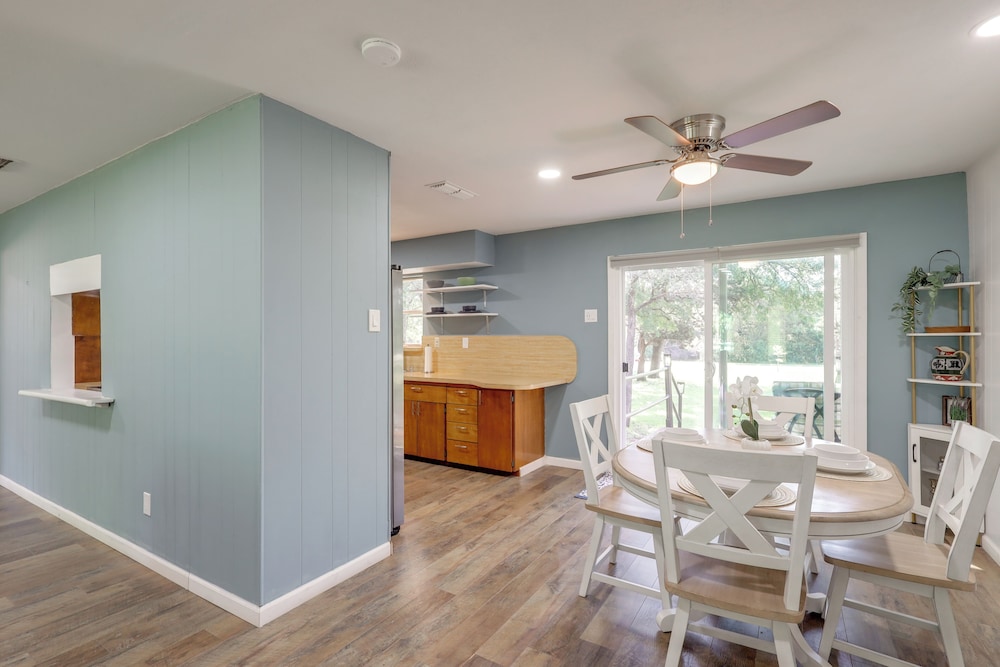 1 Mi to Lake Whitney: Morgan Home w/ Deck!