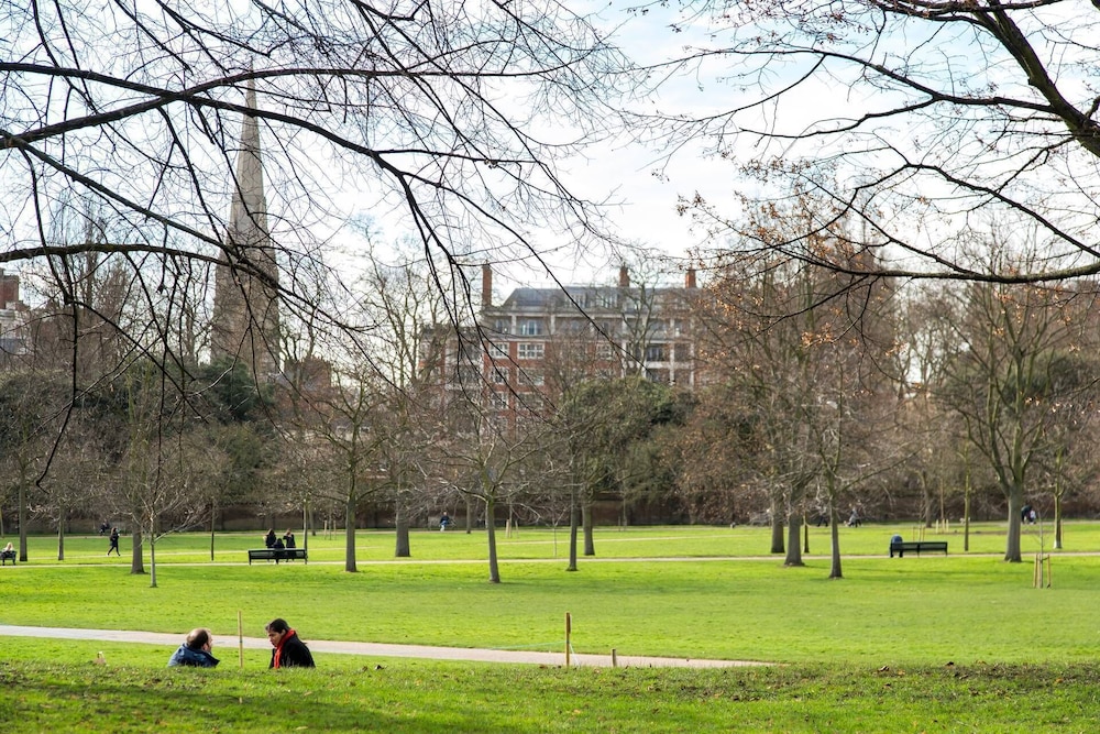 Warwick Gardens II by Onefinestay
