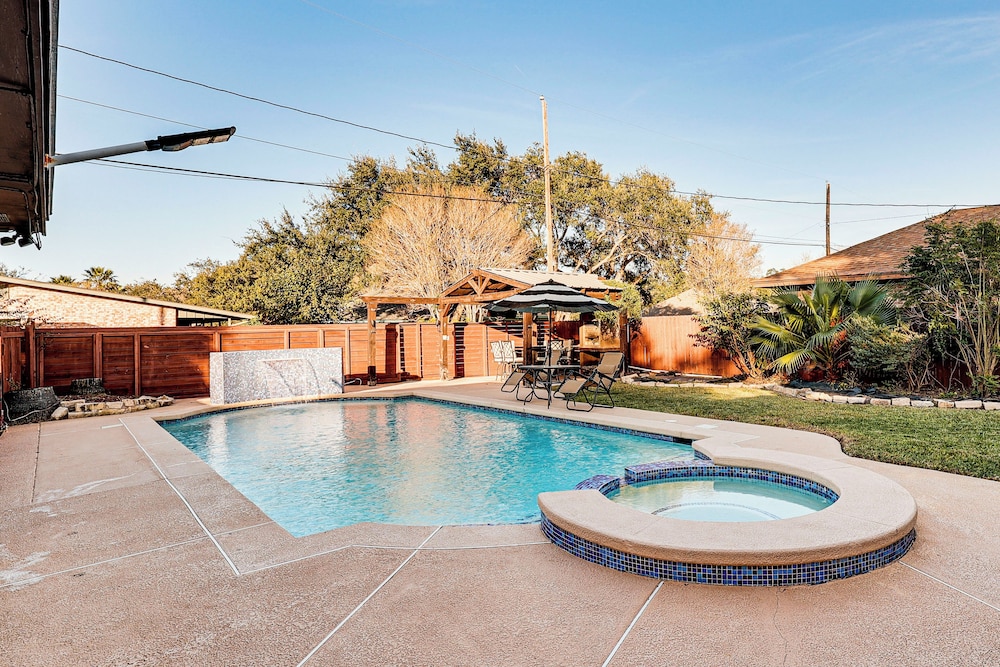 3 Mi to Downtown Mcallen: Quiet Home w/ Pool