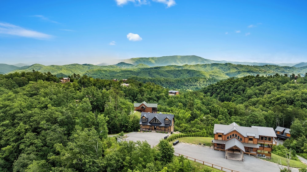 Amazing View Cabin w Gameroom Hot Tub Fire Pit