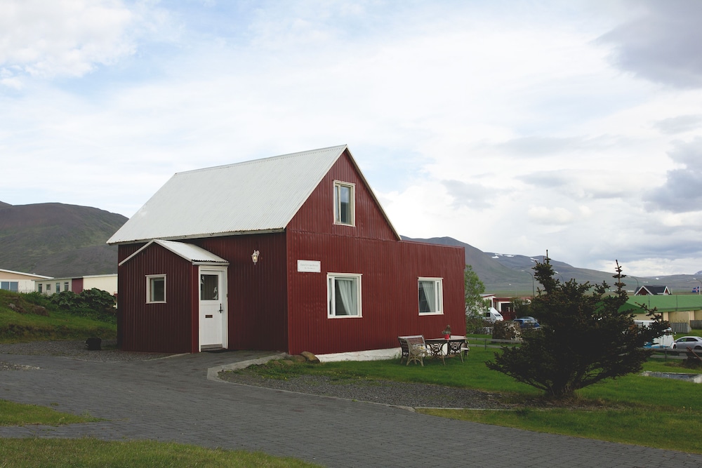 A House Between Mountains and Coast in a Beautiful and Quiet sea Village
