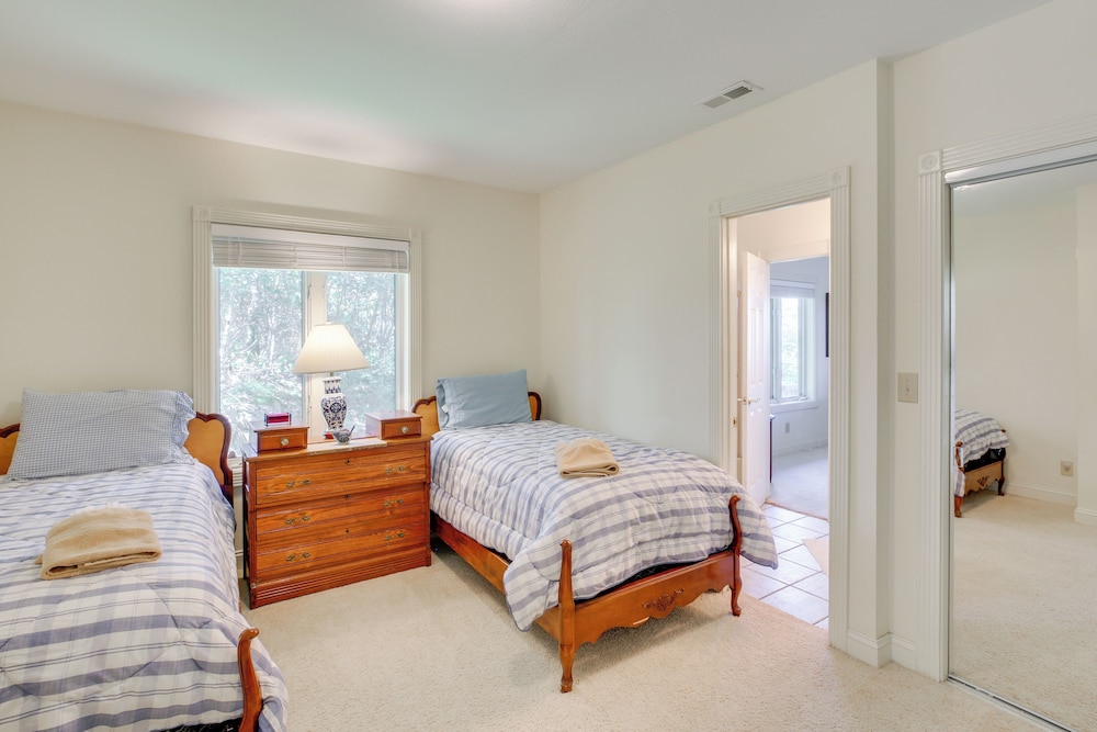Beech Mtn Views, Next to Ski Resort: Home w/ Decks