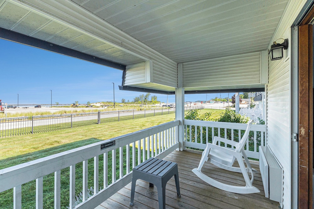 Snyder's Shoreline Inn