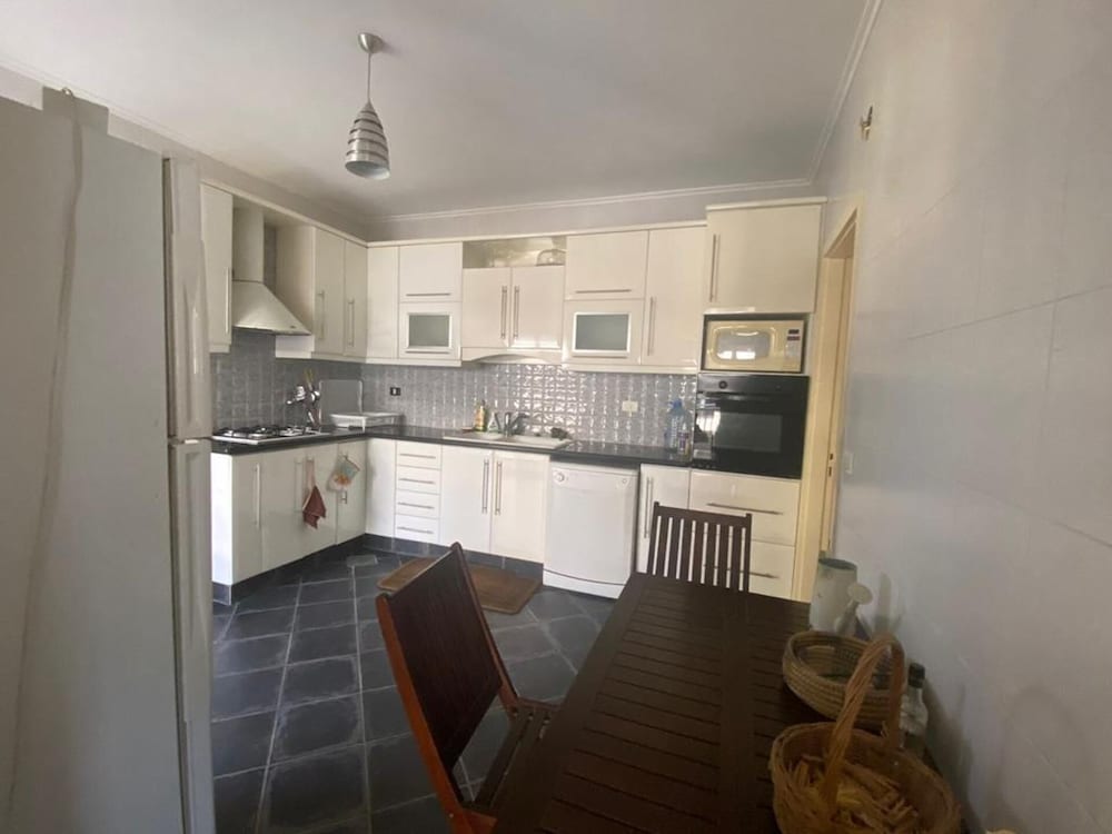 Stunning 2-bed Apartment in Achrafieh Beirut view 4