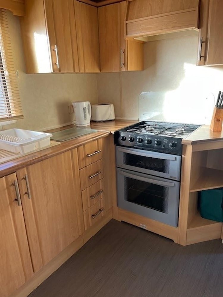3-bed Seaside Holiday Home -pet Friendly & Parking