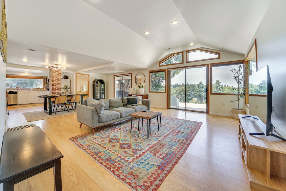 1/2 Mi to Yarrow Bay: Family Home in Kirkland