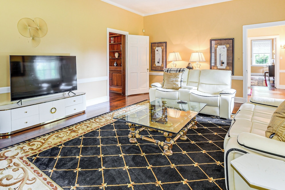 16 Mi to Baltimore: Spacious Home in Owings Mills!