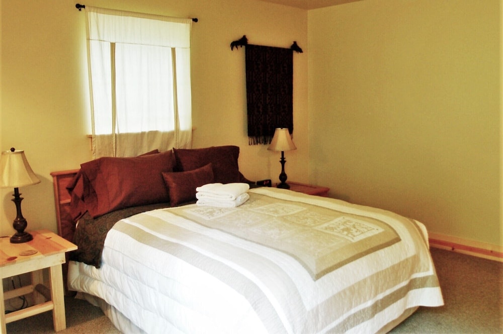 Glacier Springs Cabin 2bedrooms, 2 Baths - hot tub & Pet Friendly! view 3