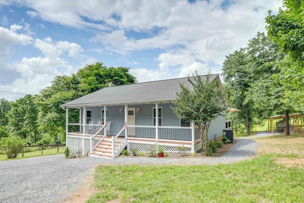 Front Royal Studio w/ Mtn Views & Brick Oven