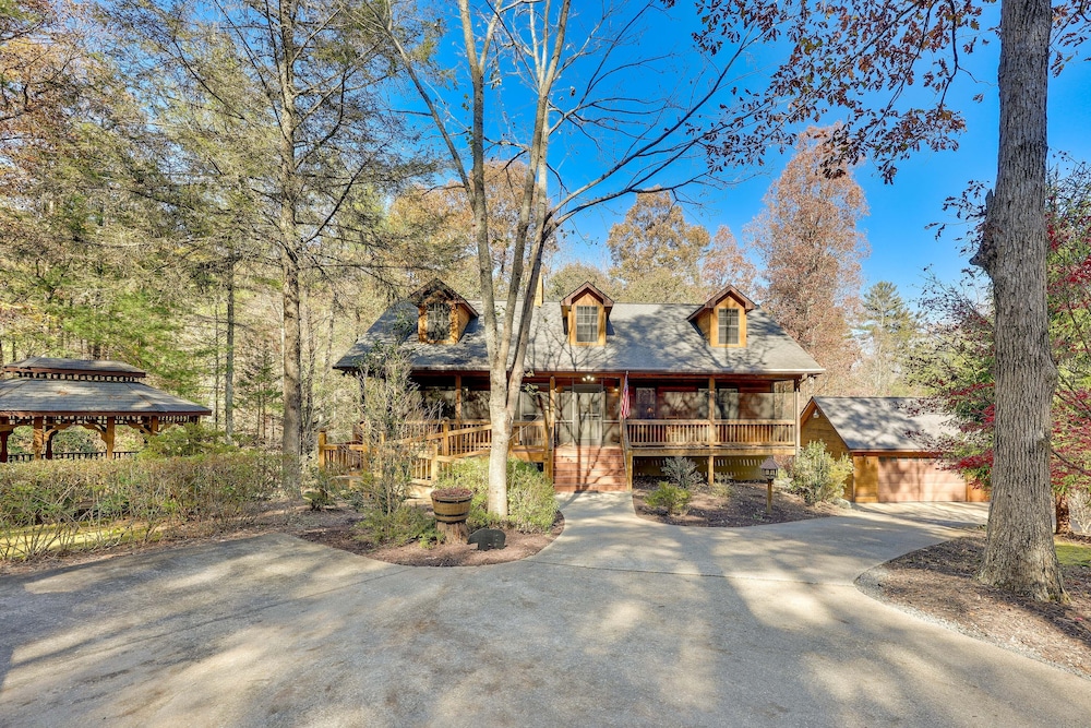 Hot Tub & Game Room: Blue Ridge Getaway