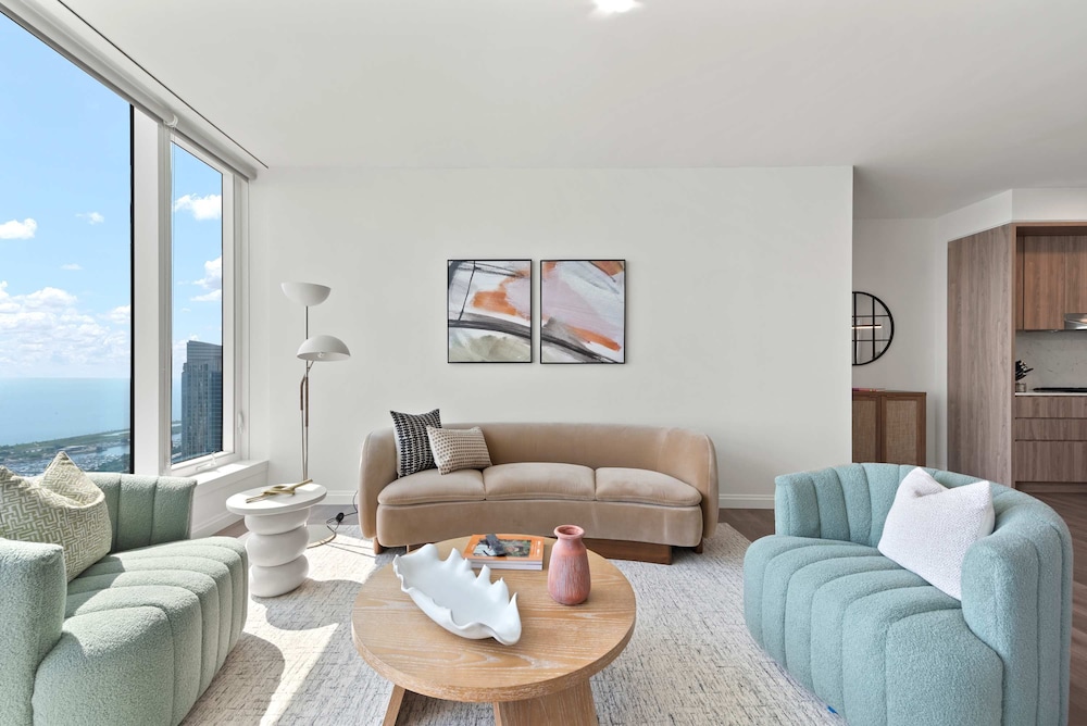 High-rise 65 Fl Apt w Lux Amenities Lake Views