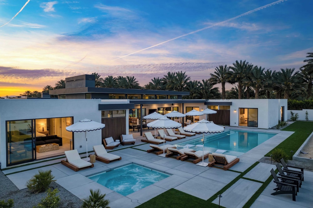 Sleeps 34 2 Villas, Pool, Pickleball + Bocce Polo Villas Elara by Avantstay
