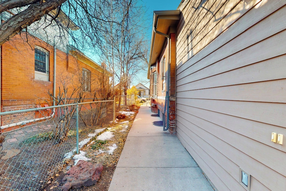 Elati Guesthouse: Walkable Home in Arts District