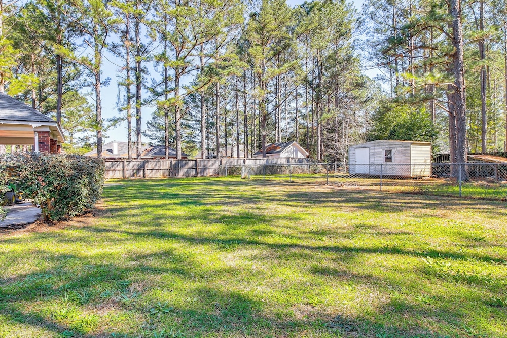 6 Mi to Dtwn Albany: Convenient Home w/ Patio