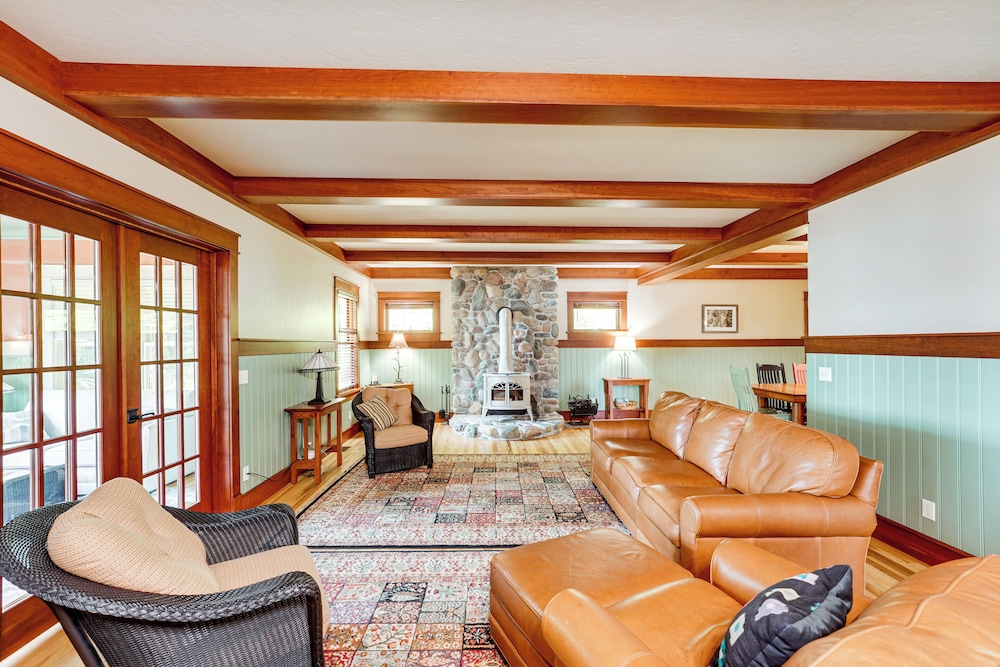 Hamlin Lake Retreat: Spacious Stay for Groups!